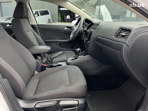 Volkswagen Jetta 2016 белый - фото 12