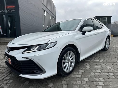 Toyota Camry 2021 белый - фото 4