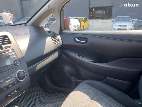Nissan Leaf 2015 красный - фото 23