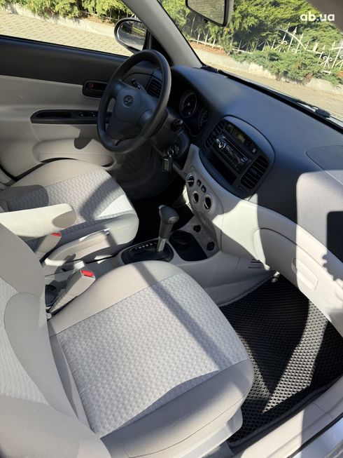 Hyundai Accent 2008 серебристый - фото 14