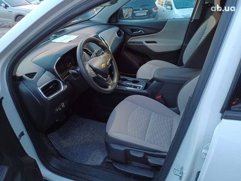 Chevrolet Equinox 2018 белый - фото 10