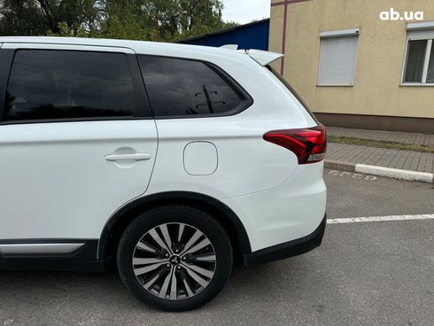 Mitsubishi Outlander 2018 белый - фото 11