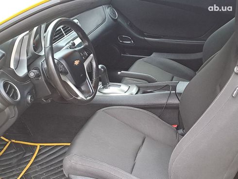 Chevrolet Camaro 2013 желтый - фото 11