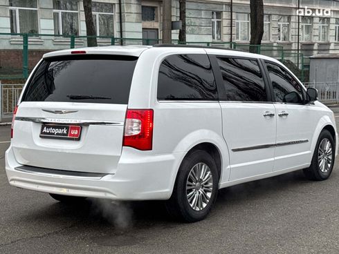 Chrysler town&country 2013 белый - фото 5