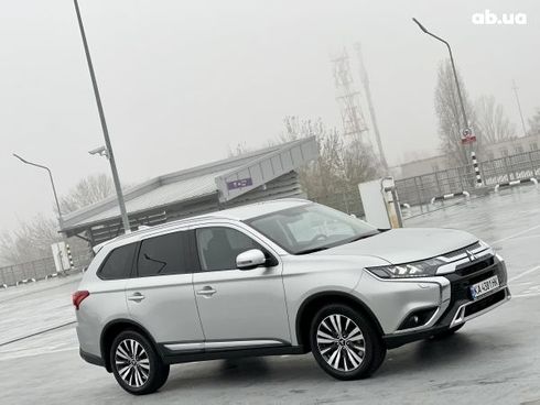 Mitsubishi Outlander 2020 - фото 2