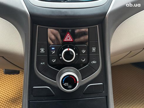 Hyundai Elantra 2015 белый - фото 18