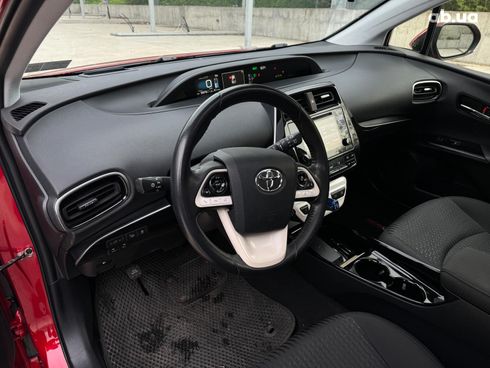 Toyota Prius 2018 красный - фото 18