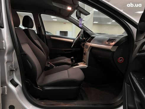 Opel Astra 2008 серебристый - фото 4