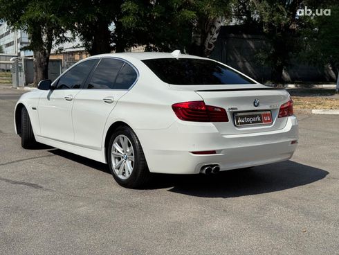 BMW 5 серия 2015 белый - фото 3