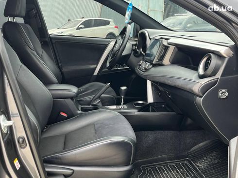 Toyota RAV4 2017 серый - фото 12
