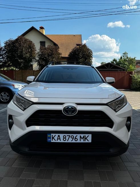 Toyota RAV4 Hybrid 2019 белый - фото 3