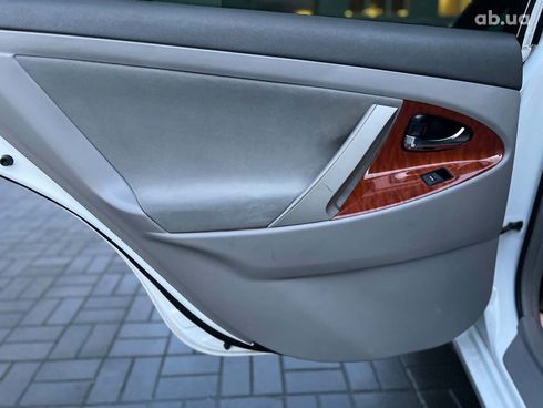 Toyota Camry 2010 белый - фото 41