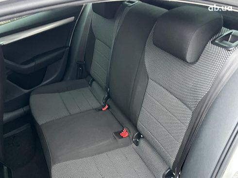 Ford Fiesta 2011 белый - фото 29