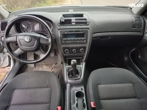 Skoda Octavia 2011 серебристый - фото 2