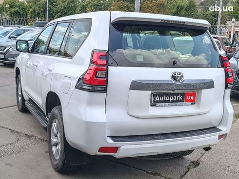 Toyota Land Cruiser Prado 2018 белый - фото 11