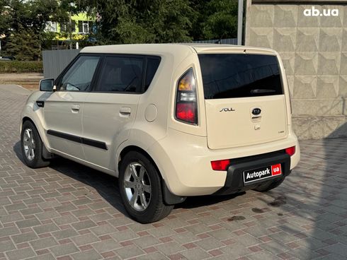 Kia Soul 2010 бежевый - фото 7