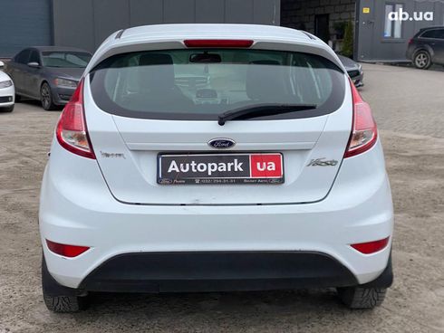 Ford Fiesta 2013 белый - фото 4