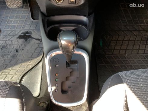 Toyota Yaris 2014 серый - фото 34