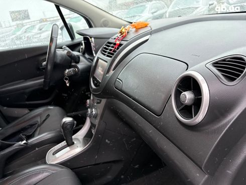 Chevrolet Trax 2016 белый - фото 29