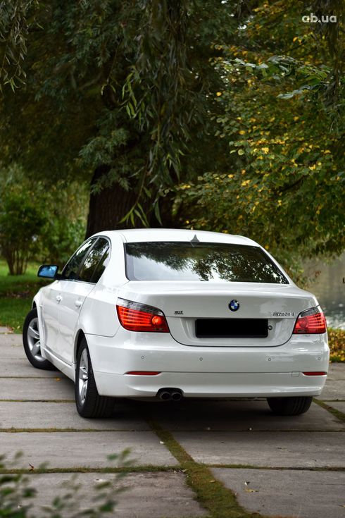 BMW 5 серия 2008 белый - фото 2