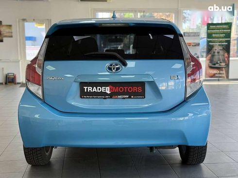 Toyota Aqua 2015 - фото 10