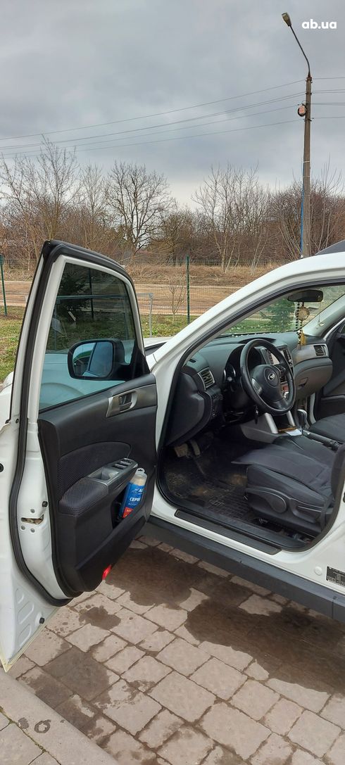 Subaru Forester 2011 белый - фото 7