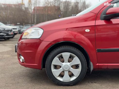 Chevrolet Aveo 2010 красный - фото 6