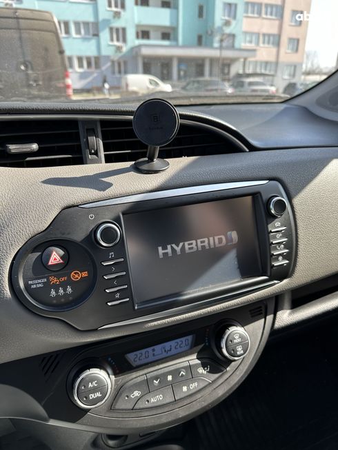 Toyota Yaris Hybrid 2017 белый - фото 17