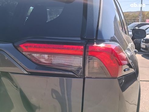 Toyota RAV4 2020 серый - фото 10