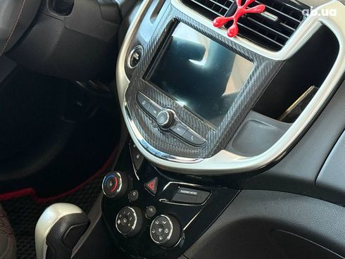 Chevrolet Sonic 2018 красный - фото 21