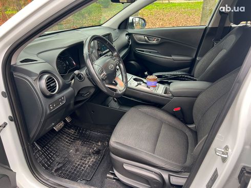 Hyundai Kona Electric 2019 белый - фото 21