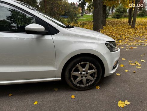 Volkswagen Polo 2015 белый - фото 5