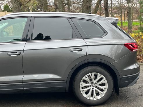 Volkswagen Touareg 2019 серый - фото 14