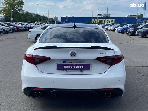 Alfa Romeo Giulia 2018 - фото 8