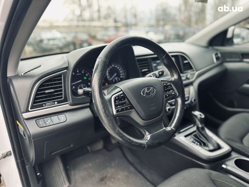 Hyundai Elantra 2016 белый - фото 14