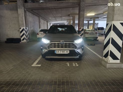 Toyota RAV4 Hybrid 2019 серый - фото 11