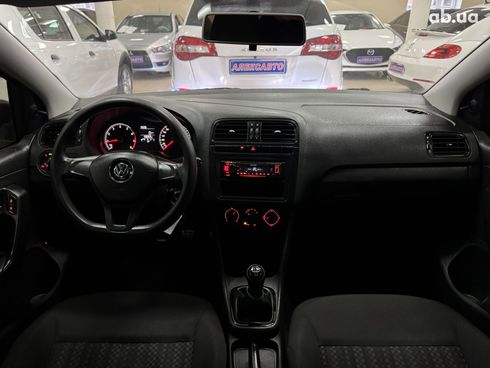 Volkswagen Polo 2017 белый - фото 12