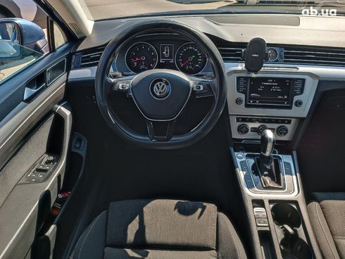 Volkswagen Passat 2015 синий - фото 16