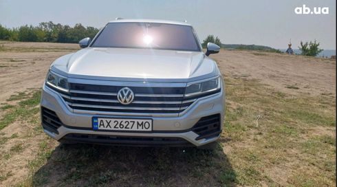 Volkswagen Touareg 2019 серый - фото 2