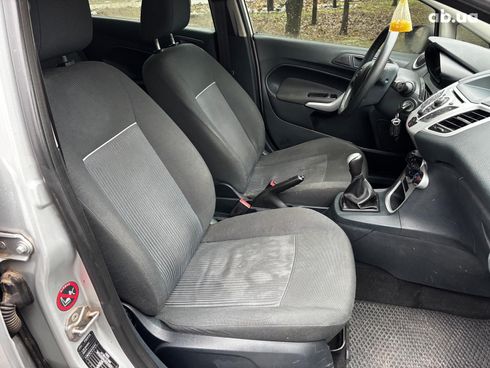 Ford Fiesta 2012 серый - фото 17