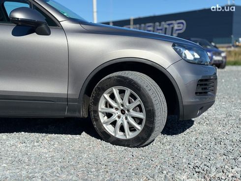 Volkswagen Touareg 2011 серый - фото 10