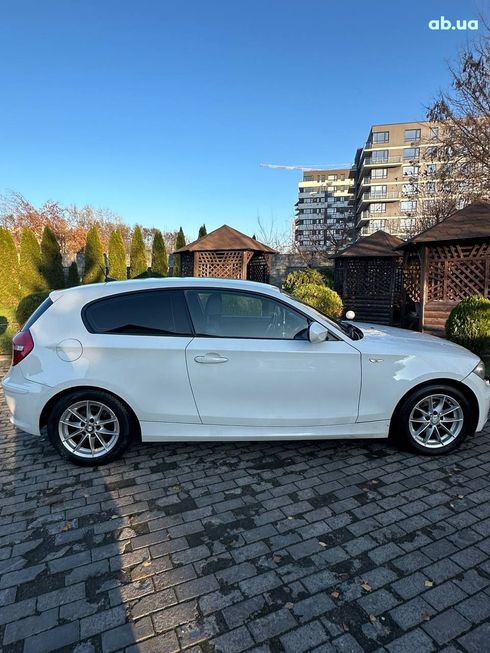 BMW 1 серия 2010 белый - фото 2