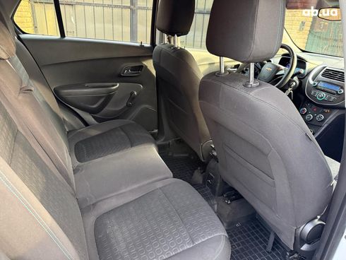 Chevrolet Tracker 2013 белый - фото 44