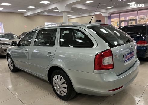 Skoda Octavia 2010 серебристый - фото 8