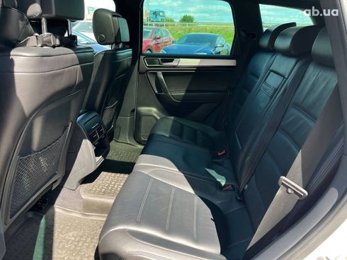 Volkswagen Touareg 2016 белый - фото 25