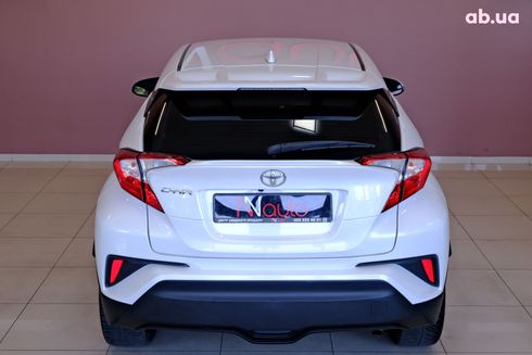 Toyota C-HR 2017 белый - фото 6
