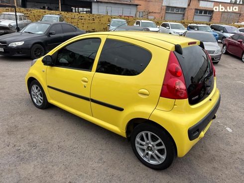 Peugeot 107 2011 желтый - фото 4