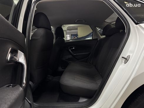 Volkswagen Polo 2017 белый - фото 9