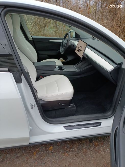 Tesla Model Y 2023 белый - фото 9