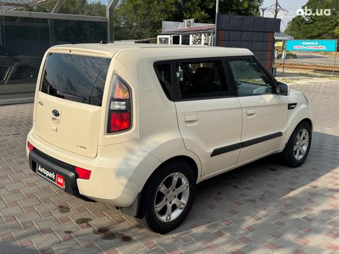 Kia Soul 2010 бежевый - фото 12
